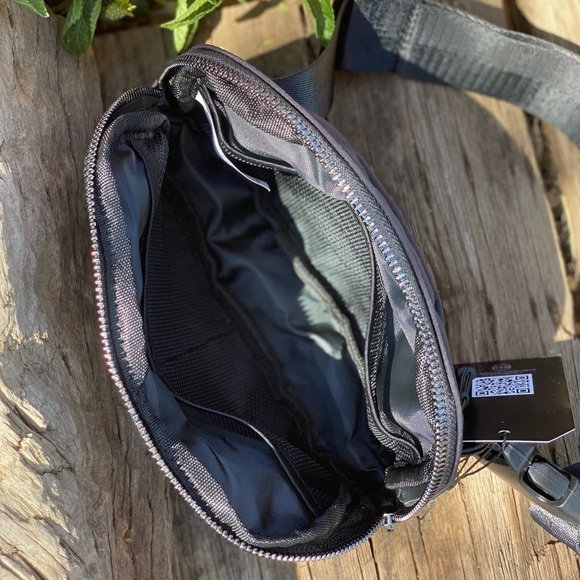 Brand New Crossbody Fanny Pack Belt Bag ~in Black 🖤 - Picture 3 of 9